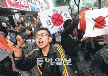 중국 간쑤 성 란저우 시에서 24일 대학생 등 시위대 200명이 시내 중심가에 몰려 나와 일
본인 타도 및 일본제품 불매 등의 구호를 외치며 격렬한 반일 시위를 벌이고 있다. 사진 출처 원후이보