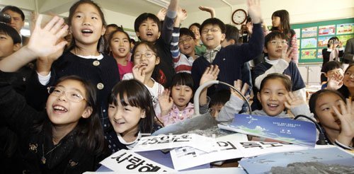 한국교원단체총연합회가 ‘독도의 날’로 정한 25일 독도의 날 기념 공개특별수업이 열린 서울 흑석초등학교에서 학생들이 독도 생중계 영상을 보며 손을 흔들고 있다. 전영한 기자 scoopjyh@donga.com