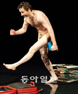 무용 연극 영상 등 다양한 요소를 조합해 소통과 인정의 문제를 풀어낸 우나 프로젝트의 ‘제발!’. 사진 제공 서울국제공연예술제