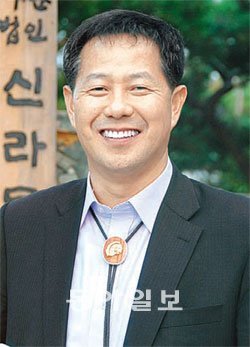 경주 신라문화원 앞에 선 진병길 원장. 그는 “정성으로 관광객을 맞이하고 감동을 줄 수 있어야 경주가 사랑받을 수 있다” 고 말했다. 이권효 기자 boriam@donga.com