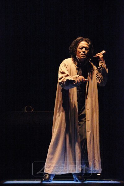 무대에서 온 몸을 던지는 연기로 팬들의 사랑을 받고 있는 배우 박지일이 연극 ‘33개의 변주곡’에서 ‘베토벤’ 역을 연기하고 있다.