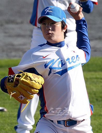 KIA 양현종이 김시진 대표팀 투수코치로부터 단 10분 만에 위력적인 컷패스트볼을 전수 받았다. 단, 조건은 ‘내년 시즌에 넥센전에서는 던지지 말기’다. 사직 ｜ 박화용 기자 inphoto@donga.com