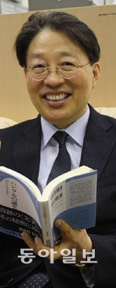‘일본인 한글 전도사’ 노마 히데키 씨가 자신의 책 ‘한글의 탄생-음(音)에서 문자를 만들다’를 들고 한글에 대해 설명하고 있다. 도쿄=윤종구 특파원 jkmas@donga.com