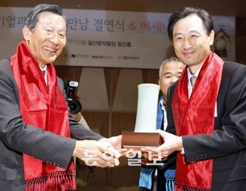 박영주 한국메세나협의회 회장(왼쪽)이 27일 서울 용산구 한남동 일신아트홀에서 열린 ‘2010 기업과 예술의 만남’ 결연식에서 송문영 동일레나운 대표이사에게 메세나패를 증정하고 있다. 사진 제공 한국메세나협의회