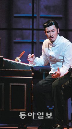 23일 전역한 조승우가 침체된 국내 뮤지컬 시장에 활기를 불어넣을 수 있을까. 조승우는 복귀작인 뮤지컬 ‘지킬 앤 하이드’의 26일 1차 예매 오픈에서 15분 만에 티켓 1만 5600여 장을 매진시키는 티켓 파워를 보여줬다. 그가 4년 전 같은 작품에 출연했을 때의 모습. 사진 제공 오디뮤지컬컴퍼니