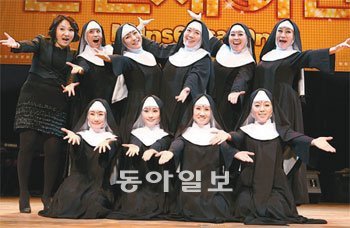 28일 서울 용산문화대강당에서 펼쳐진 뮤지컬 ‘넌센세이션’의 제작발표회에서 5명의 수녀 역으로 더블 캐스팅된 여배우 10명이 맛보기 공연을 펼쳐보였다. 사진 제공 샘컴퍼니
