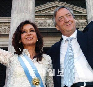 크리스티나 페르난데스 현 아르헨티나 대통령(왼쪽)과 네스토르 키르치네르 전 대통령.
동아일보 자료 사진