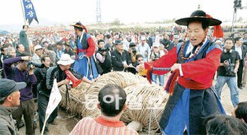 충북 충주시 엄정면 목계리에서 민속축제인 목계별신제가 30, 31일 열린다. 사진 제공 충주시