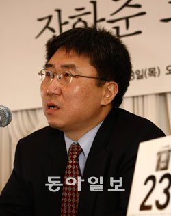 신간 ‘그들이 말하지 않는 23가지’를 낸 장하준 교수는 “사실이라고 믿었던 것도 자세히 보면 그렇지 않을 때가 많다. 이 책에선 모든 것을 비판적으로, 다면적으로 볼 필요가 있다는 점을 강조했다”고 말했다. 사진 제공 부키