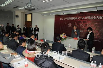 28일 오후 중국 베이징대 국제관계학원에서 열린 ‘김구 포럼’에서 첫 강연자로 한중문화협회 이영일 총재가 강연하고 있다. 사진 제공 김구재단