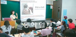 ㈜타임교육 하이스트 학원의 통합 영어학습프로그램 ‘캡스톤’을 활용한 수업시간. 학생들은 어휘수업인 ‘Right Words’ 시간에 이미지와 영상을 통해 실생활에서 쓰이는 단어의 뜻을 배운다. 사진 제공 ㈜타임교육