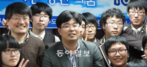 정재승 KAIST 교수(왼쪽에서 네 번째)와 김승환 포스텍 교수(왼쪽에서 두 번째)가 지난달 30일 오후 울산 울주도서관에서 과학자들의 지식 기부 행사인 ‘10월의 하늘’ 강연을 마치고 어린이들과 기념 사진을 찍었다. 이날 오후 2시부터 2시간 동안 전국 29개 도서관에서 69명의 과학기술자가 강연을 기부하는 행사가 열렸다. 사진 제공 10월의 하늘 진행기부자 박혜림 씨