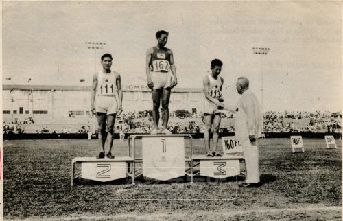 1954년 마닐라 대회 육상 1500m에서 우승한 최윤칠(가운데).