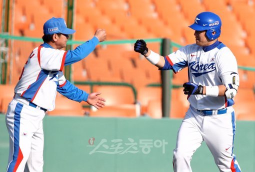 대표팀에서 박경완의 백업포수로 기용될 강민호(오른쪽)가 1일 KIA와의 평가전에서 6회 좌월솔로홈런을 날린 뒤 3루를 돌며 류중일 코치와 주먹을 부딪치고 있다.사직 ｜ 김종원 기자 won@donga.com