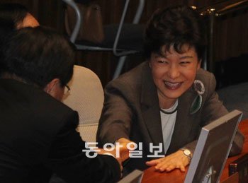 박근혜 전 한나라당 대표가 1일 국회 본회의장에서 자신에게 다가와 악수를 청하는 동료의원에게 활짝 웃으며 화답하고 있다. 이종승 기자 urisesang@donga.com