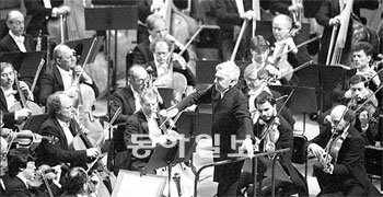 1984년 10월 세종문화회관 대강당에서 지휘자 헤르베르트 폰 카라얀이 이끄는 베를린 필 하모닉 오케스트라가 첫 내한 연주를 펼쳤다.