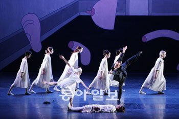 지난달 29, 30일 경기 성남아트센터 무대에 오른 마츠 에크 안무의 ‘지젤’ 2막. 머리에 흰 붕대를 감은 지젤이 정신병원으로 자신을 찾아온 힐라리온을 알아보지 못한 채 자신만의 세계에서 춤을 춘다. 사진 제공 성남아트센터