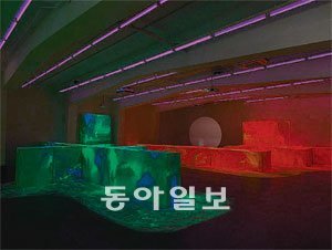 비영리 아트센터 ‘아트클럽 1563’의 개관 전시로 선보인 키스 소니에 씨의 ‘형광룸’. 녹색과 주홍색 형광파우더로 덮여 있는 공간을 돌아다니면 미로를 걷는 듯한 느낌이 든다. 사진 제공 아트클럽1563