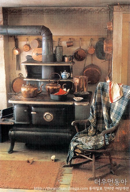 ▲ 타샤의 주방 전경. 조리용 스토브와 골동품 조리도구가 어우러져 멋스러워 보인다.