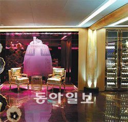 롯데호텔서울이 3일 새롭게 연 한식당 무궁화는 한국의 미를 현대적으로 해석한 인테리어로 단장했다. 사진 제공 롯데호텔