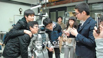 2008년 오픈카이스트 행사에 참가한 고교생들이 KAIST에서 개발한 로봇 ‘휴보’를 관심있게 살펴보고 있다. 사진 제공 KAIST