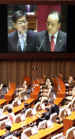 김황식 국무총리가 2일 국회 외교·통일·안보 분야 대정부질문에서 한나라당 김충환 의원의 질문에 답변하는 모습이 본회의장 전광판에 나오고 있다. 이종승 기자 urisesang@donga.com