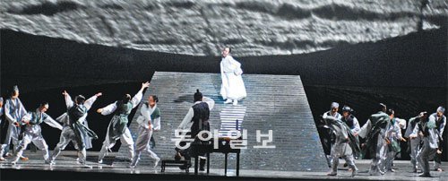 12일 오후 8시 서울 중구 국립극장에서 공연하는 창극 ‘청’. 심청전을 바탕으로 한 내용으로 각국의 외교사절에게 ‘효’를 중시하는 한국 전통문화를 알린다. 사진 제공 국립극장