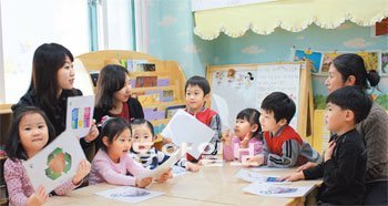 ‘워킹맘’ 박은경 씨와 송정혜 씨, 양인숙 씨(왼쪽부터)가 2일 오전 경기 남양주시 가운동 내 한 어린이집을 방문해 직접 제작한 유아용 환경교육 교재로 재활용품과 환경에 대해 아이들에게 교육하고 있다. 사진 제공 한국환경공단