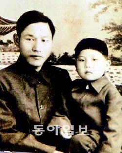 1953년 아버지인 이석초 씨에게 안겨 있는 이경필 씨의 세 살 적 모습. 흥남에서 사진관을 운영하다 피란을 온 아버지 이씨는 ‘전쟁이 일어나서는 안 된다’며 거제에 차린 사진관 이름을 ‘평화사진관’으로 결정했다. 사진 제공 이경필 씨