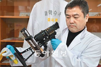 최용복 경위가 충남지방경찰청 다기능증거분석실에서 자외선 장비로 증거물에서 범죄 단서를 찾고 있다. 지명훈 기자 mhjee@donga.com