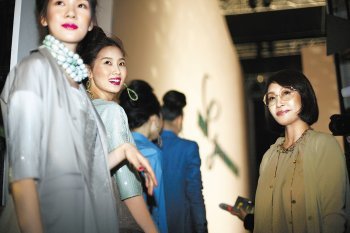 국내 최정상급 패션 디자이너인 ‘미스지 컬렉션’의 지춘희 대표(오른쪽)가 지난달 28일 서울패션위크 피날레 쇼 직전 백스테이지에서 모델들과 함께 섰다. 사진 제공 미스지 컬렉션