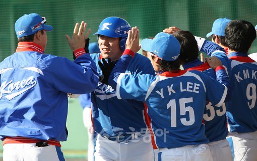 국가대표 타격기계. 2010광저우아시안게임 야구대표팀 김현수(왼쪽 두번째)가 3일 사직에서 열린 롯데와 연습경기에서 2점홈런을 날린 뒤 동료들과 기뻐하고 있다. 사직 ｜ 임진환 기자 photolim@donga.com