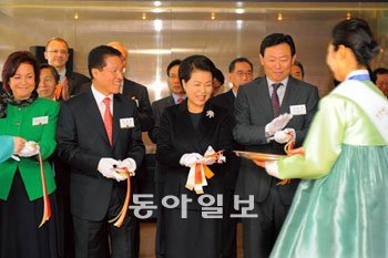 이명박 대통령의 부인 김윤옥 여사(왼쪽에서 세 번째)가 3일 서울 중구 소공동 롯데호
텔의 한식당 리뉴얼 오픈 행사에 참석해 테이프 커팅을 한 뒤 웃고 있다. 왼쪽부터 마르
타 오르티스 데 로사스 멕시코대사, 정운천 한식재단이사장, 김 여사, 신동빈 한국방문
의해위원장. 청와대사진기자단