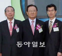 ‘2010 대한민국 공익광고제’ 개막식에 참석한 양휘부 KOBACO 사장(가운데), 남상조 한국광고단체연합회 회장(왼쪽), 김갑수 문화체육관광부 미디어정책국장.사진 제공 한국방송광고공사