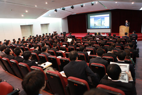 지난 4일 진행된 ‘2010 한화건설 기술교류회’에서  협력사들이 참석한 가운데 기술혁신 사례에 대한 발표가 진행되고 있다.