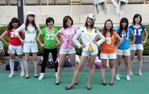 8월 일본에서 열린 걸그룹 '소녀시대'의 쇼케이스에서 일본 팬들이 소녀시대 의상을 따라 입고 소녀시대의 히트곡 '소원을 말해봐'를 부르고 있다.
