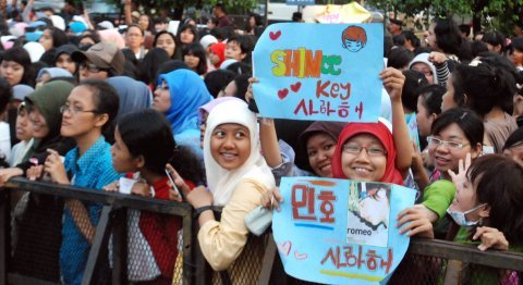 인도네시아를 방문한 케이팝 가수를 향해 무슬림 소녀들이 환호성을 지르는 모습(연합뉴스)