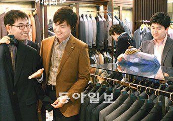 현대백화점 상품본부 김승현 남성의류 바이어(왼쪽)가 압구정점에서 5일 판매에 들어갈 ‘발열 항균 재킷’을 점검하고 있다. 사진 제공 현대백화점