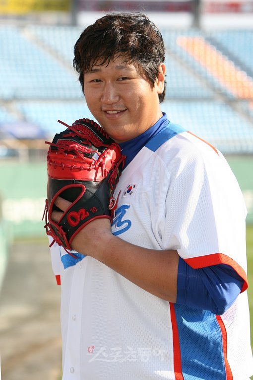 대표팀 이대호(롯데)가 4일 훈련 도중 새로 들고 나온 ‘O2’사의 미트를 들고 포즈를 취하고 있다. 이대호가 미트를 더 
돋보이도록 강조하고 있는 것은 친형인 이차호 씨가 직접 만든 제품이기 때문. 이대호는 “형이 얼마전 야구용품을 제작하는 일을 
시작했다”면서 “동생인 내가 홍보해야지, 누가 홍보하느냐”며 “널리 알려졌으면 좋겠다”고 했다.사직 ｜ 임진환 기자 
photolim@donga.com