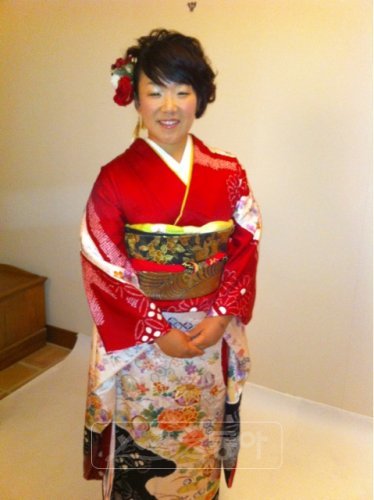 신지애(22·미래에셋)가 4일 자신의 트위터를 통해 골프 전문 잡지 ‘골프다이제스트’ 일본판 인터뷰 촬영을 위해 기모노를 입은 사진을 공개했다. 신지애는 “기모노 보다는 한복이 더 예쁘다”고 소감을 밝혔다.