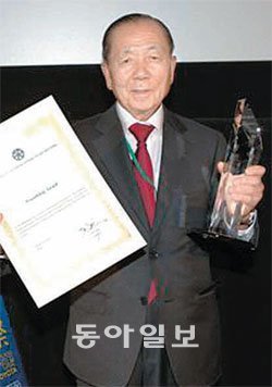 최근 도쿄국제영화제에서 우정상을 받은 부산국제영화제 김동호 집행위원장.사진 제공 부산국제영화제조직위