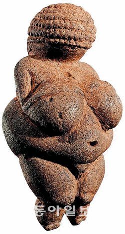 풍만한 몸매로 다산과 풍요의 상징으로 알려진 빌렌도르프의 비너스 조각. 저자들은 그동안 고고학의 남성중심 시각 때문에 비너스가 머리에 바구니 모양의 모자를 쓰고 있거나 옷가지를 걸치고 있다는 점은 주목받지 못했다고 지적한다.동아일보 자료 사진