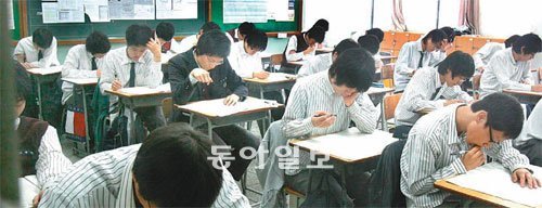 2011학년도 수능이 10일 앞으로 다가왔다. 이 시기에는 지금까지 공부한 내용을 정리, 보완, 반복하는 데 집중해야 한다. 동아일보 자료사진