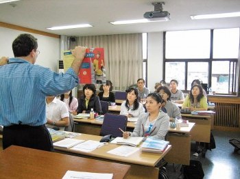 인문계열 신설학과 및 특성화학과는 영어로 의사소통이 가능한 인재를 만드는 데 목표를 두고 있다. 이런 이유로 대부분 학과 및 학부에선 모든 수업을 영어로 진행한다. 사진은 한국외대 수업 장면. 동아일보 자료사진