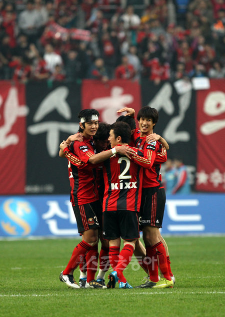 1위, 이 짜릿한 포옹 7일 서울 월드컵경기장에서 열린 2010 쏘나타 K리그 30라운드에서 FC서울이 대전 시티즌을 2-1로 누르고 정규리그 1위를 차지한 뒤 선수들이 얼싸안고 기쁨을 나누고 있다. FC서울은 한 시즌 최다관중 기록도 함께 세웠다.