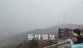 안개에 싸인 서울 가시거리가 100m 정도에 불과한 짙은 안개가 사흘째 이어진 7일 서울 남산을 찾은 시민들이 뿌연 시내를 내려다보고 있다. 기상청은 “대기 중 미세먼지 농도도 높다”며 건강에 주의할 것을 당부했다. 박영대 기자 sannae@donga.com ▶dongA.com에 동영상