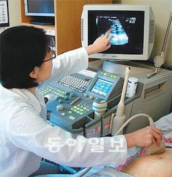 임신 초기인 여성을 초음파로 검진하고 있다. 난소 상피세포가 분비하는 ‘CA125’를 통해 임신 초기 유산 가능성을 파악하는 방법이 발견돼 유산 예방에 효과가 있을 것으로 기대된다. 동아일보 자료 사진
