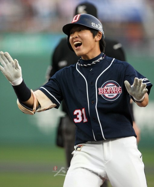 두산 정수빈은 김경문 감독이 공언한 두산의 ‘차세대 1번 타자’다. 스스로도 “이종욱 선배를 보면서 많은 걸 배우고 있다. 앞으로 최선을 다하겠다”며 각오를 다졌다. 스포츠동아 DB]