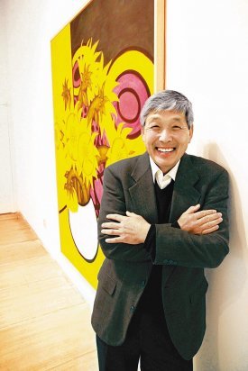 재미작가 최동열 씨가 대구보건대 인당박물관에 전시 중인 자신의 작품 앞에서 웃고 있다. 장영훈 기자 jang@donga.com