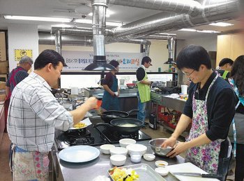 6일 사단법인 한자녀 더갖기 운동연합 대전시본부와 대전YWCA여성인력개발센터가 주관한 ‘아빠 요리교실’ 참가자들이 흥미진진한 표정으로 요리를 만들고 있다. 이기진 기자 doyoce@donga.com